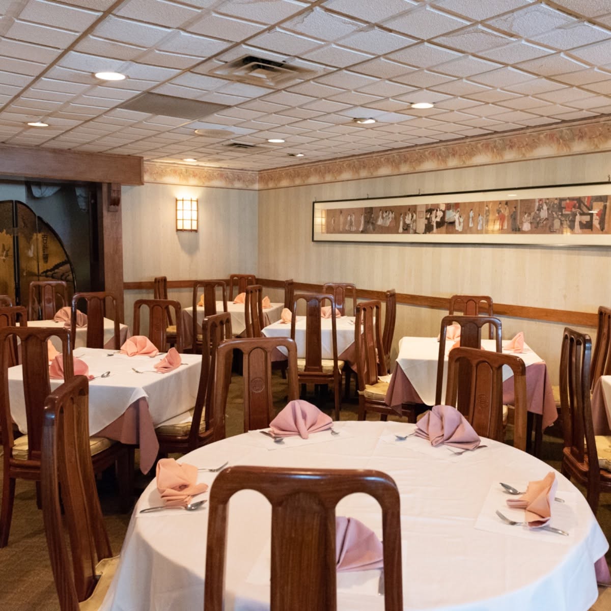 Dining room with open tables at Mandarin restaurant